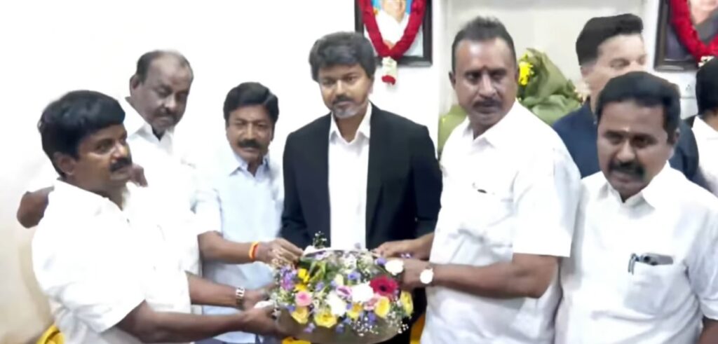 அதிமுகவில் அதிரடிப் பிளவு: எடப்பாடி பழனிசாமியைப் புறக்கணித்து முதலமைச்சர் விஜய்க்கு ஆதரவு - பரபரப்பான அரசியல் திருப்பம்!