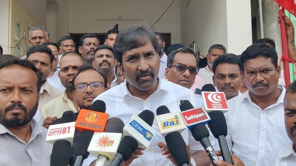 நூற்றுக்கும் மேற்பட்ட டாஸ்மாக் பணியாளர்கள் போராட்டம் – அம்பத்தூரில் பரபரப்பு…