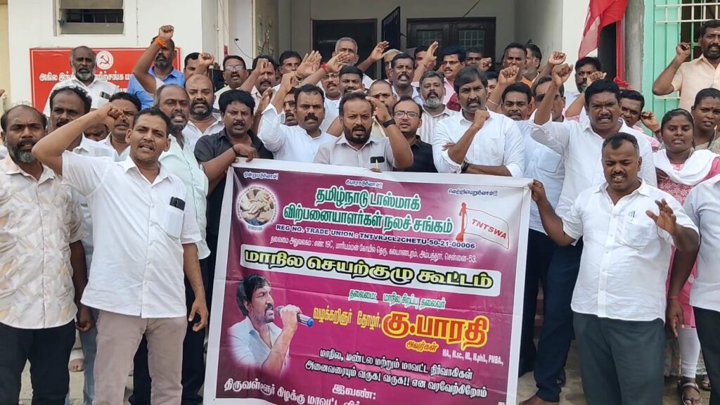 நூற்றுக்கும் மேற்பட்ட டாஸ்மாக் பணியாளர்கள் போராட்டம் – அம்பத்தூரில் பரபரப்பு…