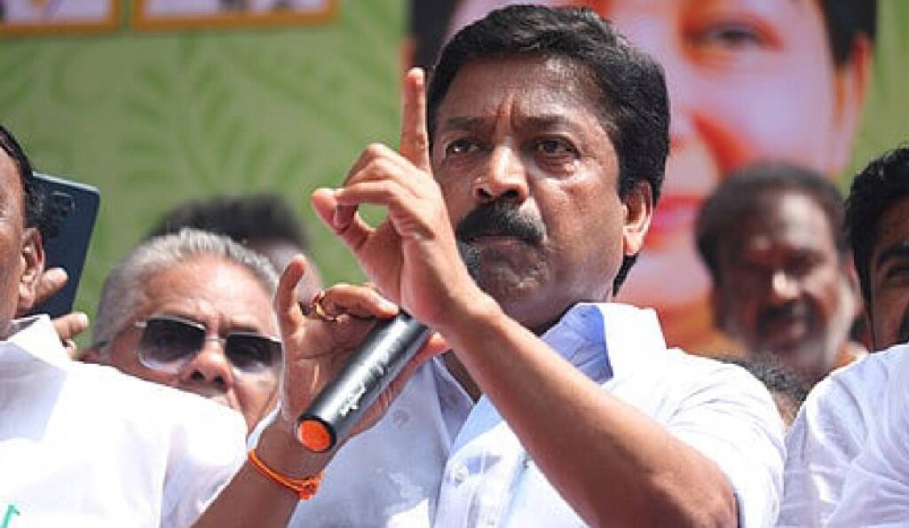 அதிமுக பிளவு  முதல் தற்காலிக இணைப்பு வரை…பரபரப்பான அரசியல் பின்னனி…
