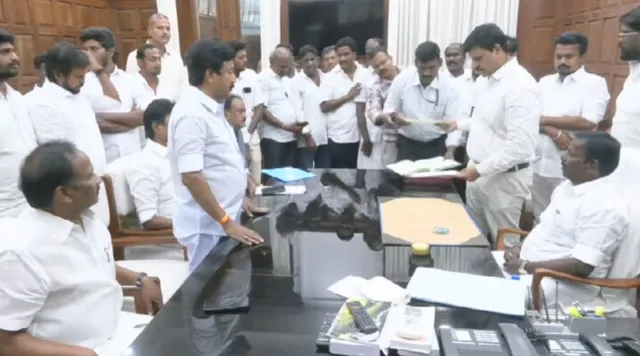 தற்காலிக சபாநாயகர் அறையில் பதவியேற்ற சி.வி.சண்முகம்…