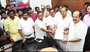 அதிமுக பிளவு  முதல் தற்காலிக இணைப்பு வரை…பரபரப்பான அரசியல் பின்னனி…