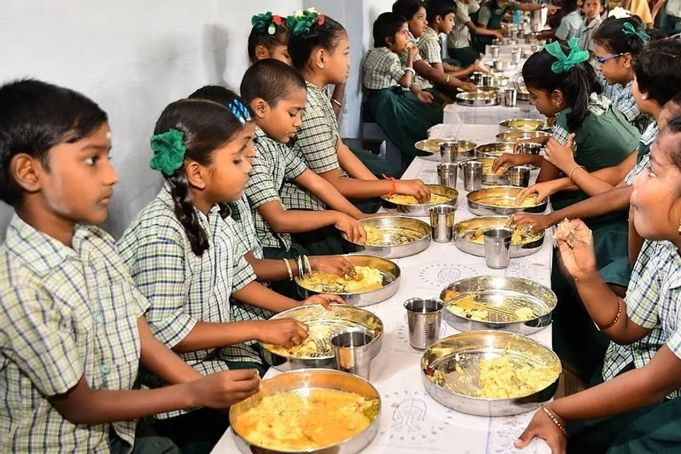 காலை உணவு சாப்பிட்ட 10 மாணவர்களுக்கு உடல்நலக்குறைவு - உணவு தரத்தை உறுதி செய்ய கோரிக்கை