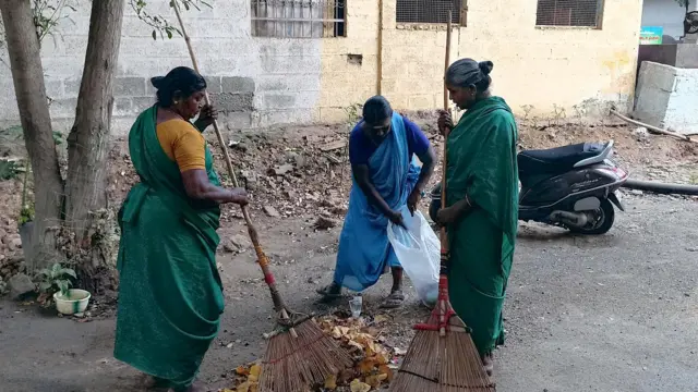 "தேர்தல் வாக்குறுதியை மறந்த த.வெ.க அரசு" – சேலத்தில் ஆயிரத்திற்கும் மேற்பட்ட தூய்மை பணியாளர்கள் 2-வது நாளாகப் போராட்டம்!