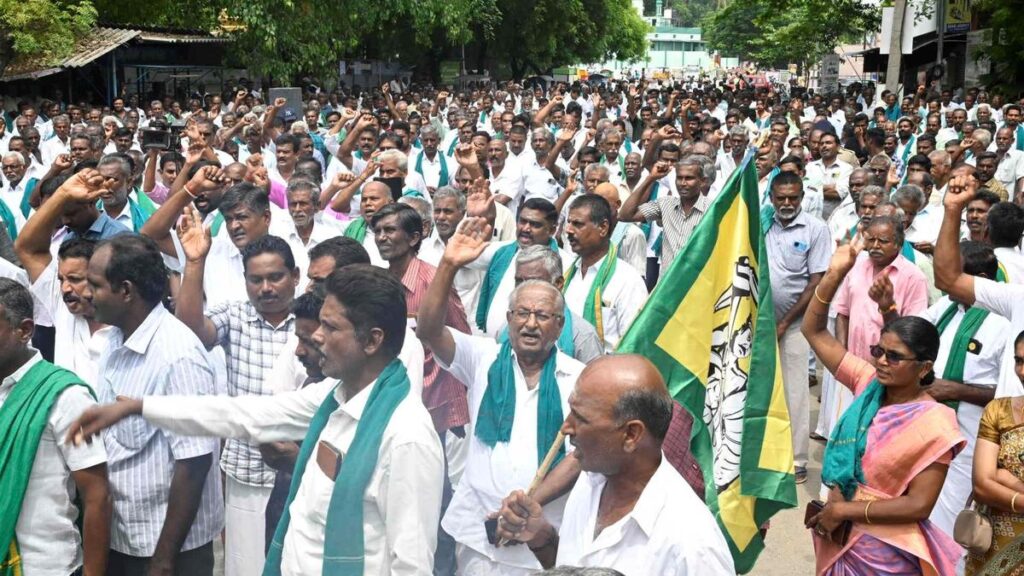 தவெக அரசைக் கண்டித்து சீர்காழியில் விவசாயிகள் போராட்டம்; பயிர்க்கடன் தள்ளுபடி உள்ளிட்ட கோரிக்கைகள் வலியுறுத்தல்