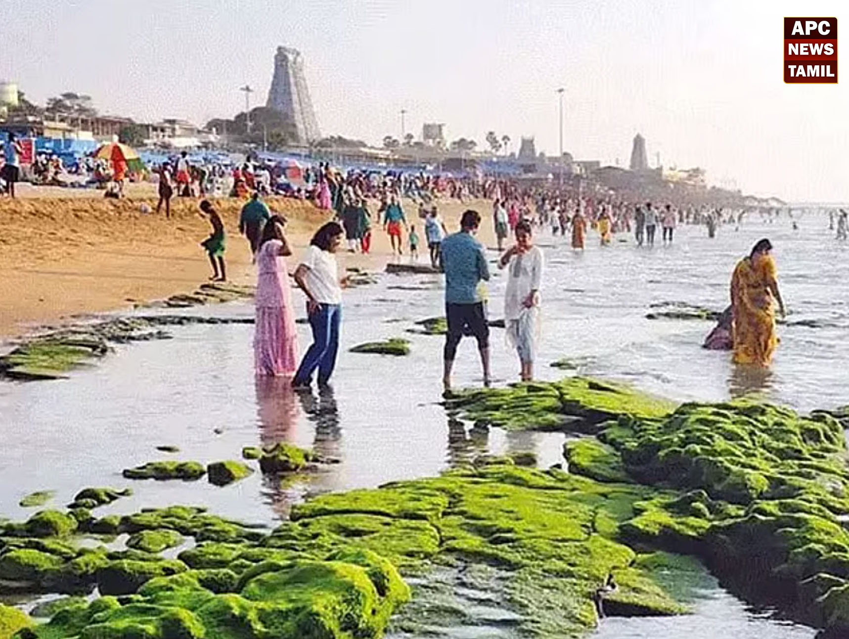 திருச்செந்தூரில் 2-வது நாளாக 70 அடி உள்வாங்கிய கடல்: ஆபத்தை உணராமல் நீராடும் பக்தர்கள்