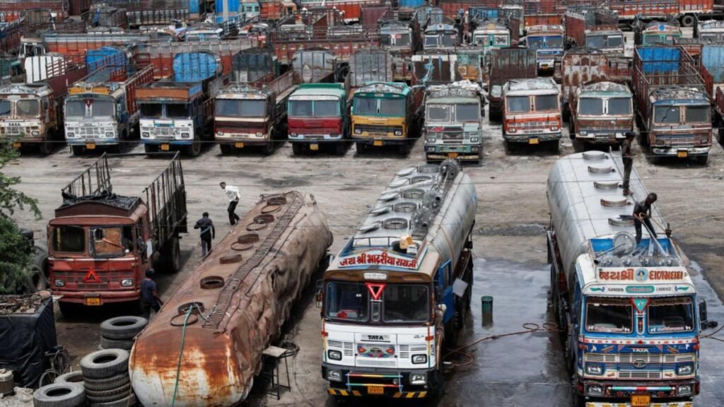 டீசல், சுங்கக் கட்டண உயர்வு எதிரொலி - ஜூன் 15 முதல் லாரி வாடகை 25% உயர்வு