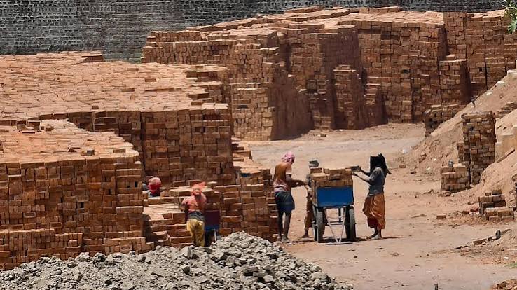 செங்கல் சூளையில் சிறைப்பட்ட வாழ்க்கை…4 குழந்தைகள்உட்பட 9 பேர் மீட்பு…