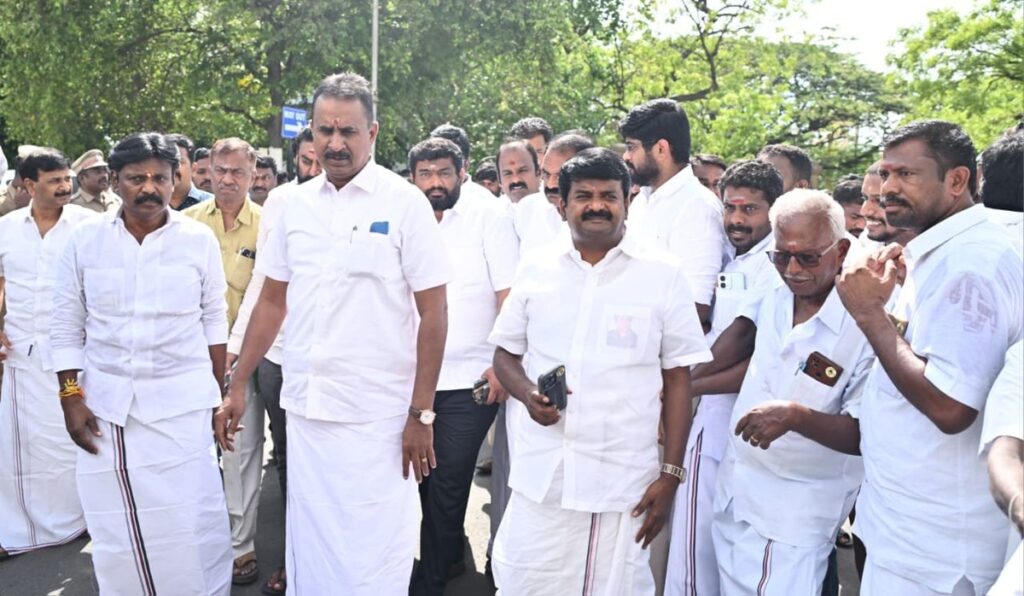 எஸ்.பி.வேலுமணி
