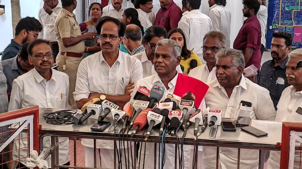"சினிமா போல் ஓவர்நைட் சமூக நீதி சாத்தியமில்லை!" - விஜய்க்குத் திருமாவளவன் 'ட்விஸ்ட்'; சுதாரிக்கும் தமிழக அரசியல் களம்!