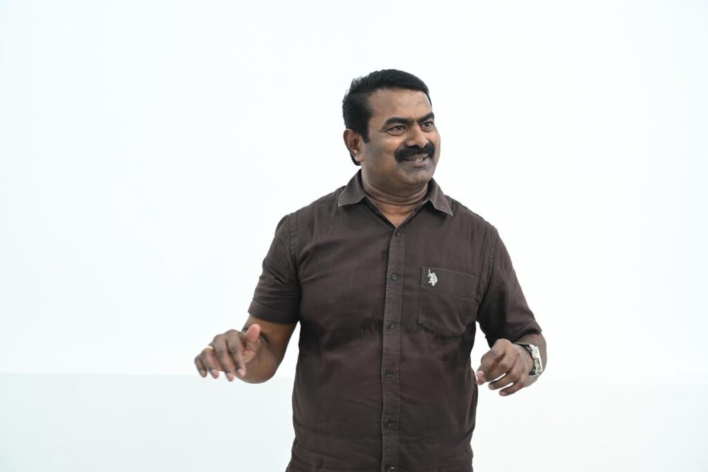 “விட்றாதடா தம்பி!" - பாரதிராஜா இறுதிச்சடங்கில் உருக்கம்: சீமானைக் கட்டிப்பிடித்து பெரியவர் பகிர்ந்த நெகிழ்ச்சியான ஆதங்கம்!