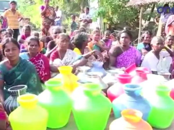 சிதம்பரம் அருகே குடிநீர் கேட்டு காலி குடங்களுடன் திடீர் சாலை மறியல்: அதிகாரிகள் பேச்சுவார்த்தையால் போராட்டம் வாபஸ்!