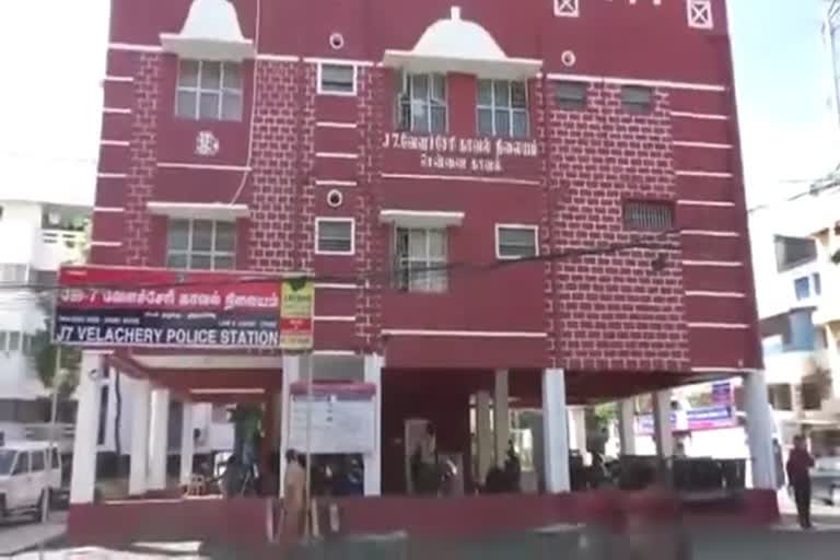 சென்னை வேளச்சேரியில் பரபரப்பு: சாலையில் நடந்து சென்ற பெண்ணிடம் அத்துமீறிய போக்குவரத்து காவல் ஆய்வாளர் கைது!