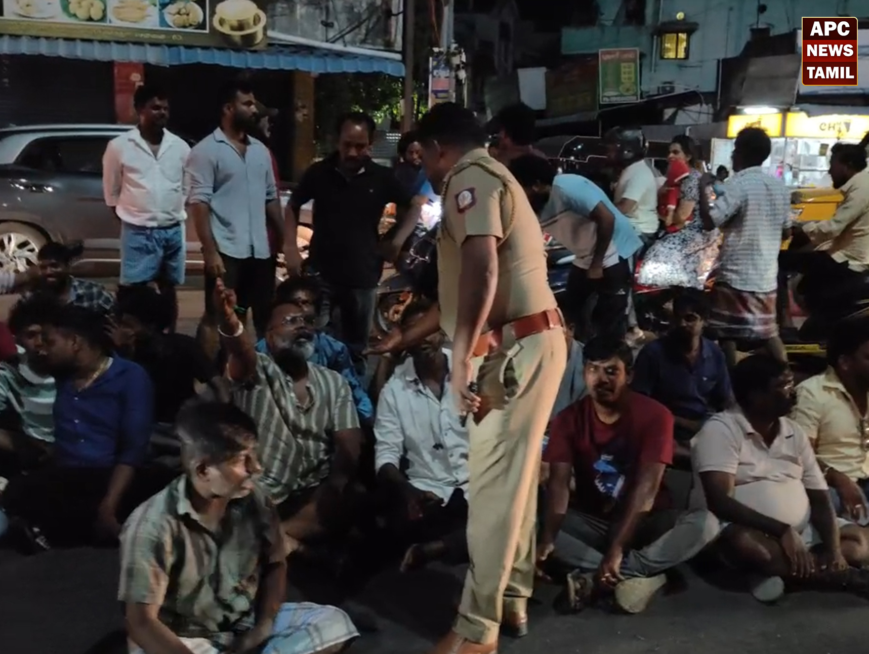 பட்டாக்கத்திகளுடன் வீட்டின் மாடிகளில் தாவிய குடிகார கும்பல்: தாம்பரம் அருகே பொதுமக்கள் விடிய விடிய சாலை மறியல்!