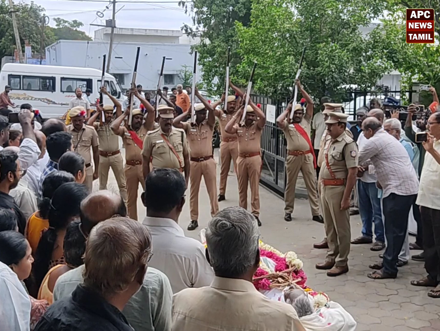 கவிஞர் புவியரசுக்கு அரசு மரியாதை: 21 குண்டுகள் முழங்க நடைபெற்ற இறுதிச்சடங்கு