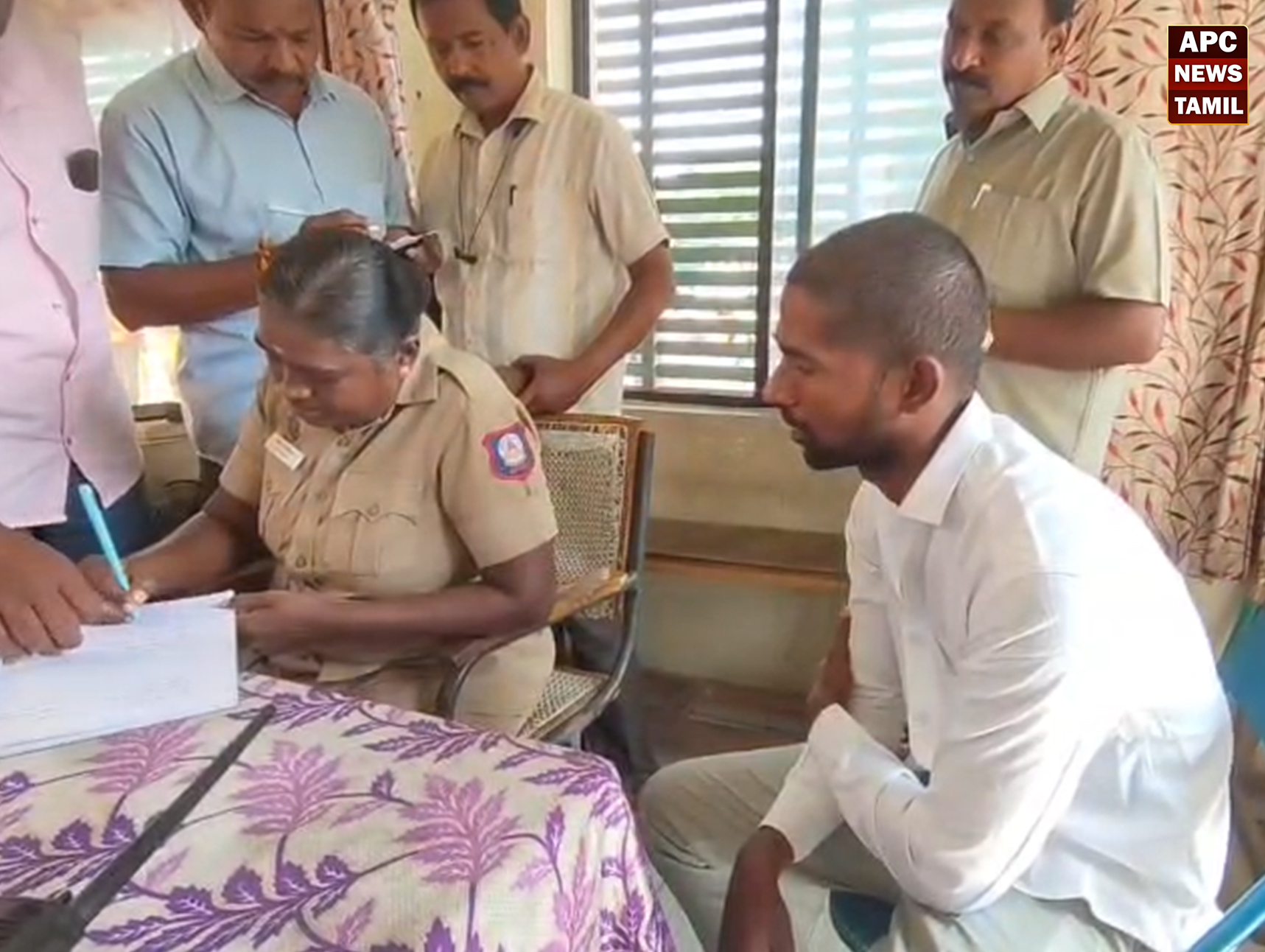 சேலம் கலெக்டர் அலுவலகத்திற்கு மனு கொடுக்க வந்த ராணுவ வீரர்: பைக்கில் பட்டாக்கத்தி இருந்ததால் பரபரப்பு – போலீஸ் விசாரணை!