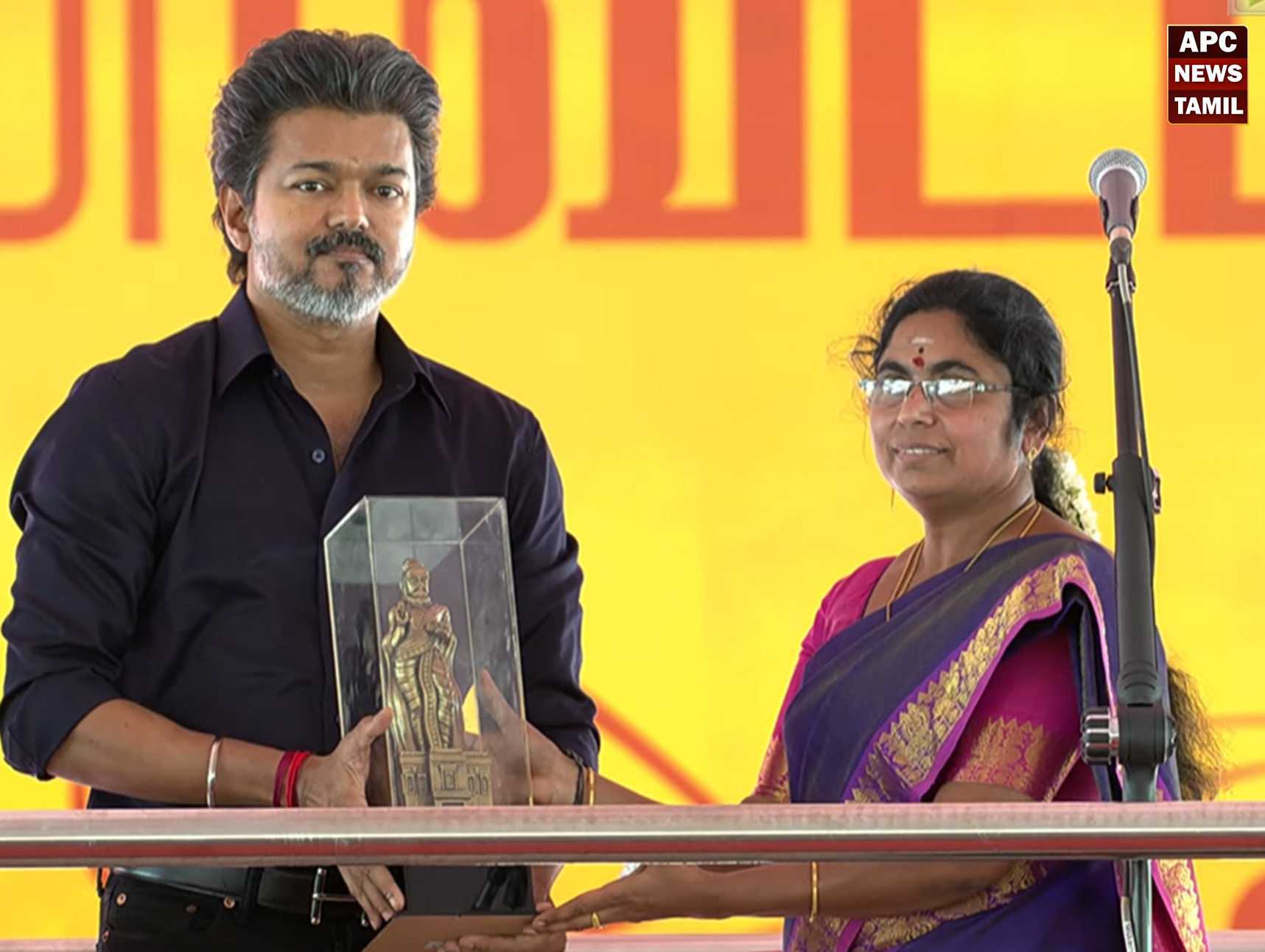 கரூரில் த.வெ.க. மக்கள் சந்திப்பு கூட்டம்: முதல்வர் விஜய்க்கு திருவள்ளுவர் சிலை வழங்கி அமைச்சர் வரவேற்பு