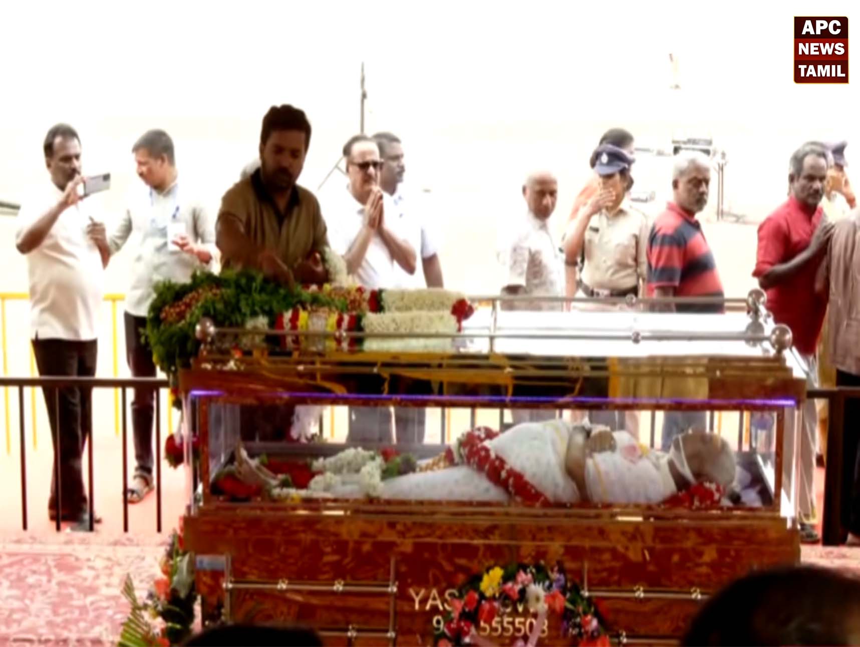 மறைந்த பாடகி எஸ்.ஜானகி உடலுக்கு பொதுமக்கள் அஞ்சலி: மைசூருவில் நீண்ட வரிசையில் காத்திருக்கும் ரசிகர்கள்!
