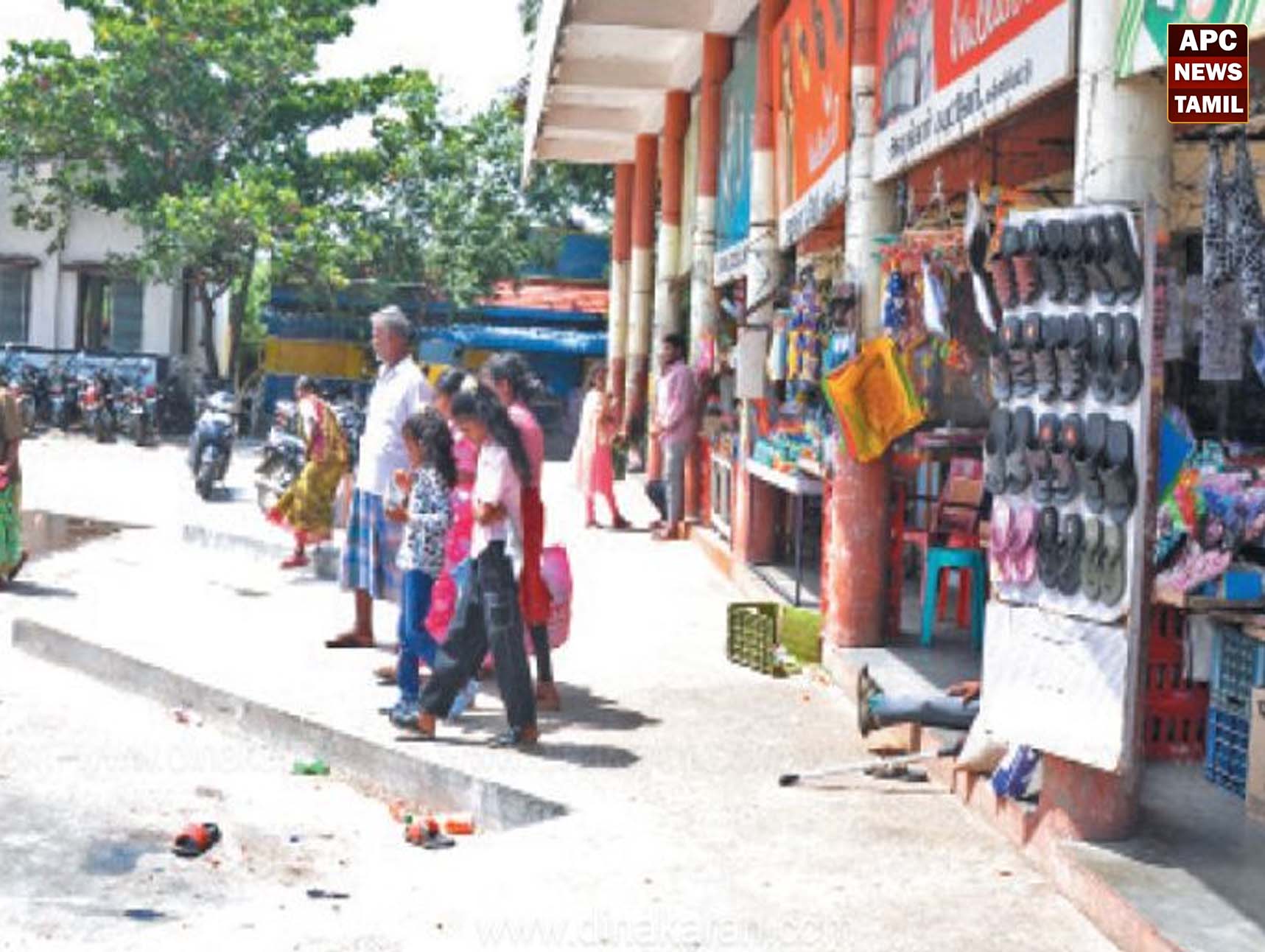 பள்ளிப்பட்டு பேருந்து நிலையத்தில் நடைமேடை ஆக்கிரமிப்பு: வெயிலில் தவிக்கும் பயணிகள்; பேரூராட்சி நிர்வாகத்திற்கு கோரிக்கை!