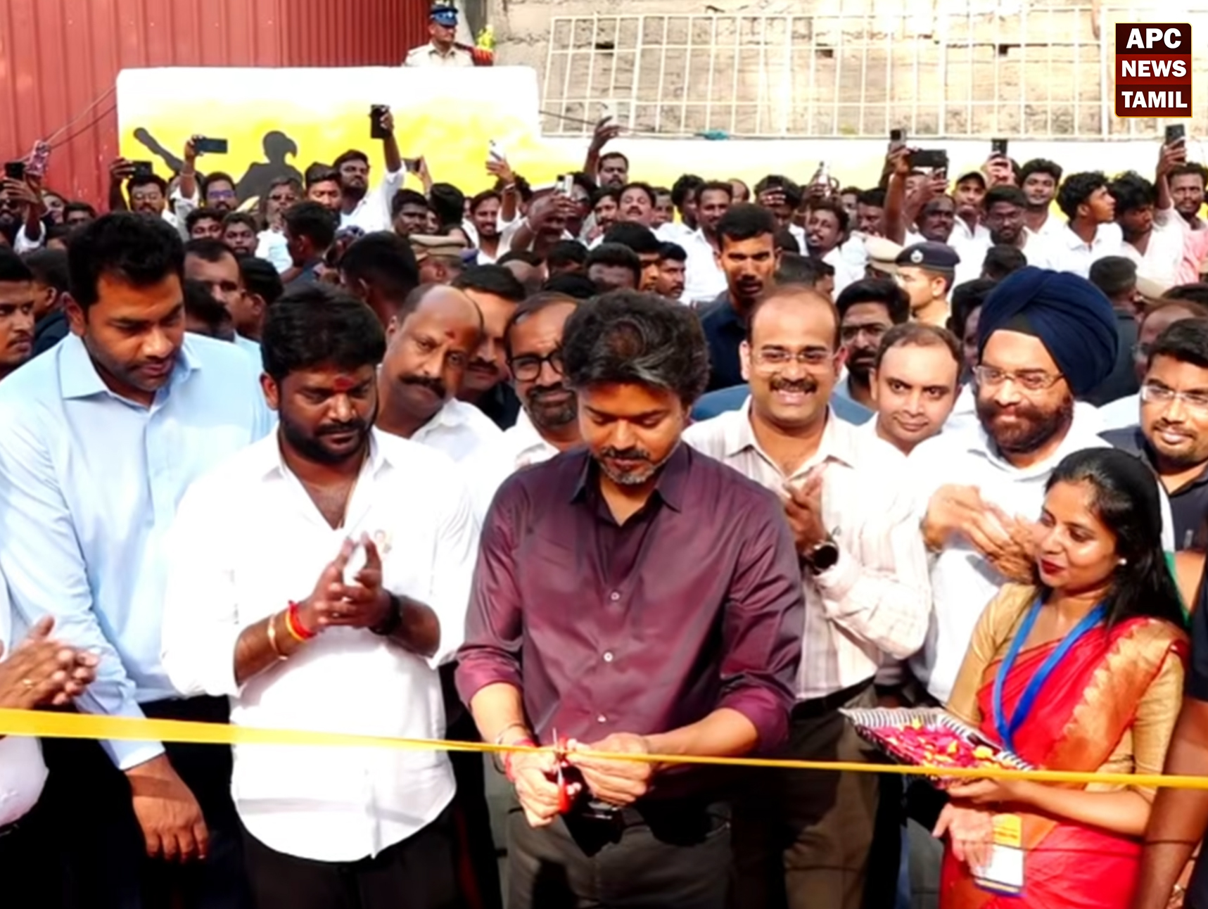 பெரம்பூரில் புதிய எம்.எல்.ஏ. அலுவலகத்தை முதலமைச்சர் விஜய் திறந்து வைத்தார்