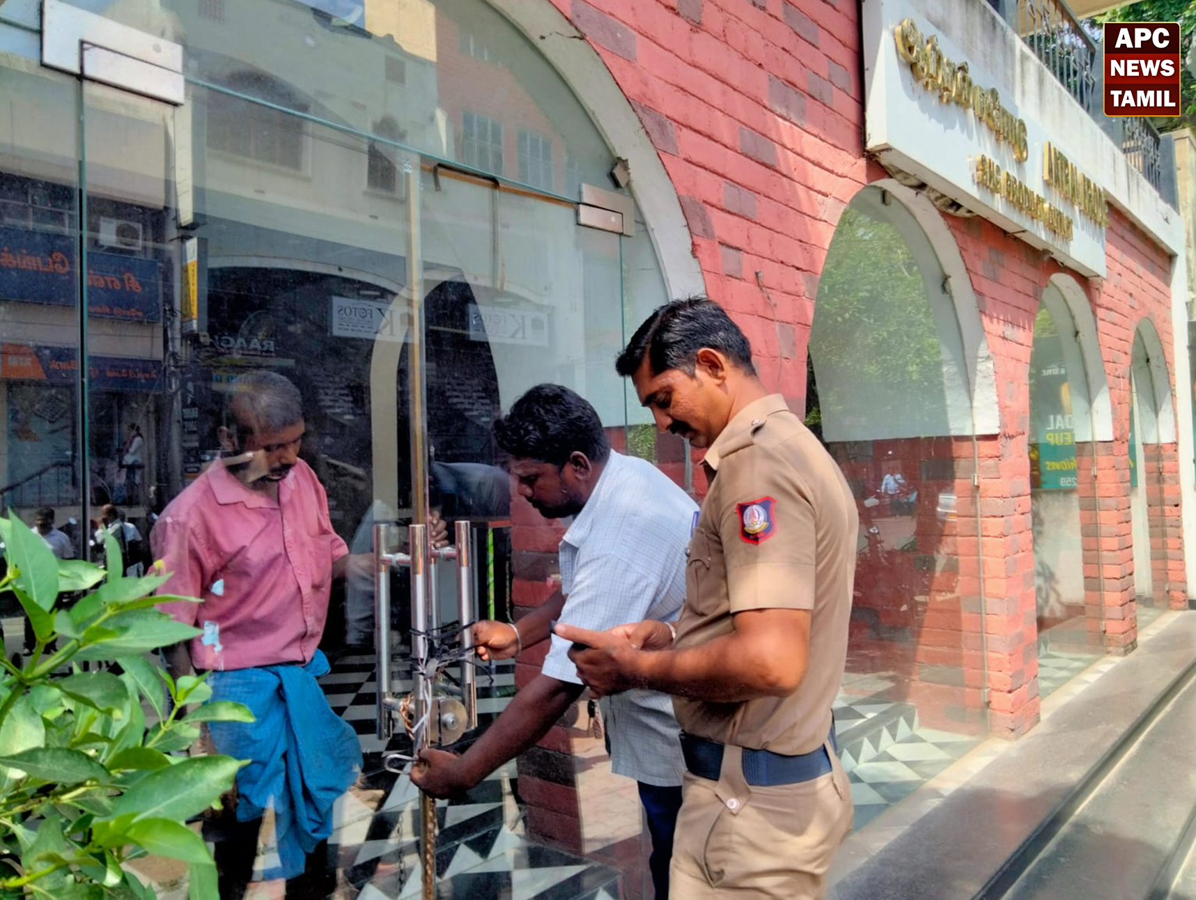 ஈரோட்டில் சுவாரஸ்யம்: கடையில் புகுந்த திருடனை “மாற்றுப் பூட்டு” போட்டு சிறைபிடித்த கடைக்காரர்கள்! – எஸ்பி அலுவலகம் அருகே பரபரப்பு