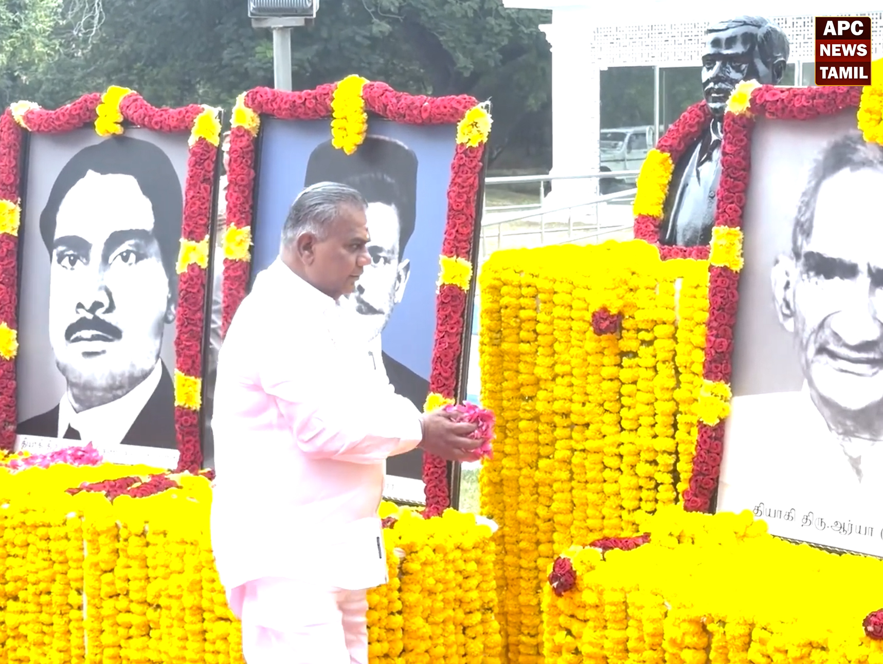 தியாகிகள் தினம்: காந்தி மண்டப வளாகத்தில் தியாகிகள் புகைப்படத்திற்கு மலர்தூவி மரியாதை செலுத்திய அமைச்சர்கள்