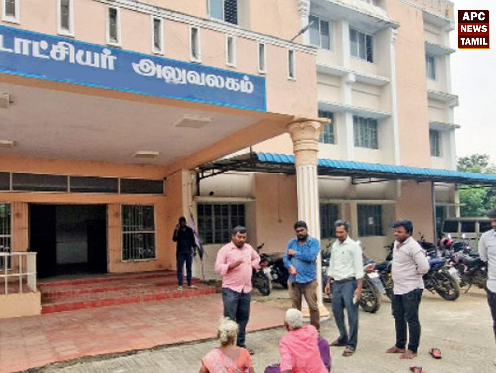 உயர் நீதிமன்ற உத்தரவையும் மதிக்காத நில அளவையர்! திண்டுக்கல் வட்டாட்சியர் அலுவலகம் முன்பு தம்பதியினர் திடீர் தர்ணா போராட்டத்தால் பரபரப்பு