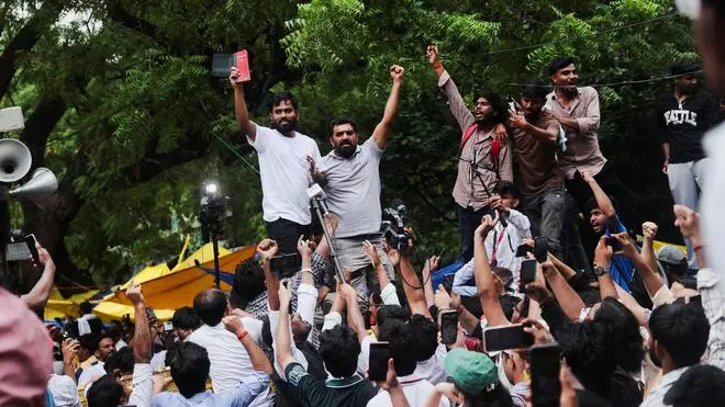 "அதிகார ஆணவத்திற்கு கிடைத்த மரண அடி!" — சாதி, மதங்களைக் கடந்து ஒன்றிணைந்த இளைஞர்களின் வெற்றி!