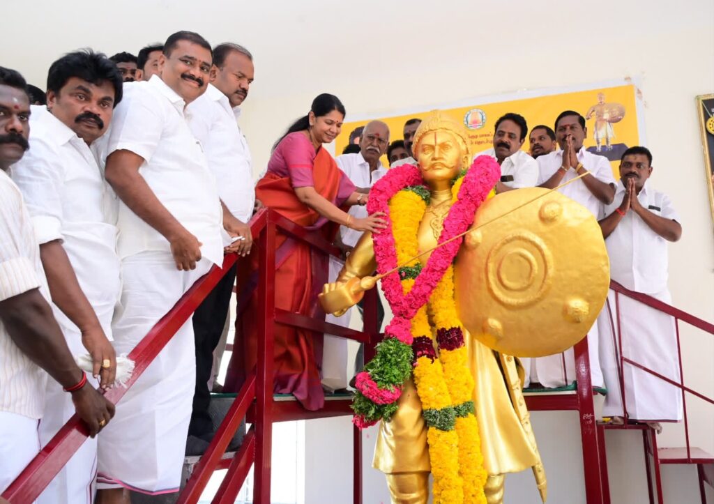 அழகுமுத்துக்கோன் பிறந்தநாள் விழா - கனிமொழி எம்.பி. வாகனம் தடுத்து நிறுத்தம்; ஒரு கி.மீ நடந்து சென்று மரியாதை!