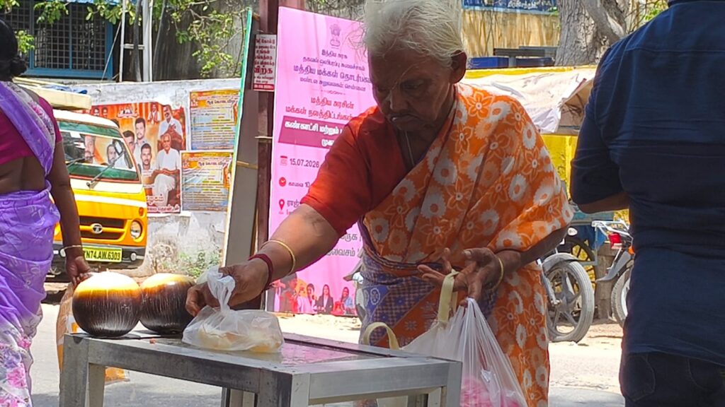 தமிழகத்தில் வெயில் தாக்கம் அதிகரிப்பு: திருச்செந்தூரில் அமோகமாக நடைபெறும் நுங்கு விற்பனை!