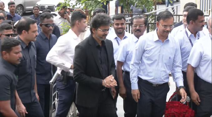 திடீர் விசிட்: மெட்ரோ ரயிலில் பயணித்துச் சென்று முதலமைச்சர் விஜய் கள ஆய்வு!