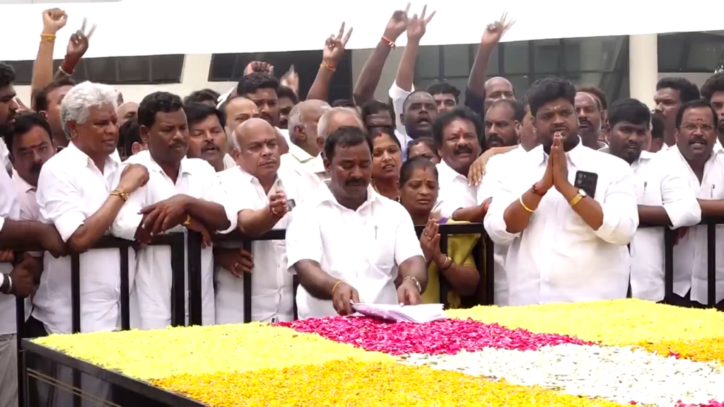 அதிமுகவில்
