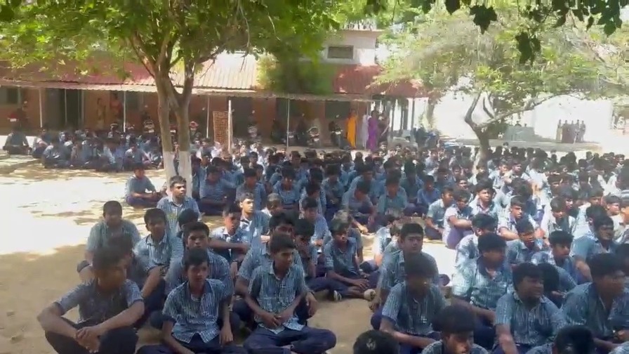 "சார் ப்ளீஸ் போகாதீங்க சார்!" பட்டுக்கோட்டையில் 2,000 மாணவர்கள் கண்ணீர் மல்கப் போராட்டம்; தலைமையாசிரியர் இடமாற்றத்திற்கு எதிர்ப்பு!