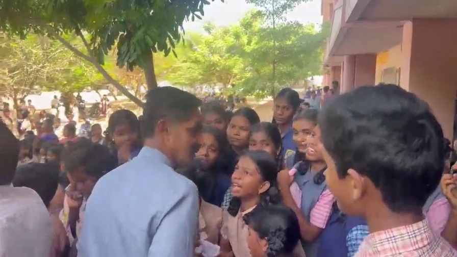 "சார் ப்ளீஸ் போகாதீங்க சார்!" பட்டுக்கோட்டையில் 2,000 மாணவர்கள் கண்ணீர் மல்கப் போராட்டம்; தலைமையாசிரியர் இடமாற்றத்திற்கு எதிர்ப்பு!