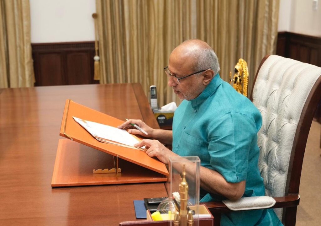 டெல்லியில் வாக்காளர் பட்டியல் திருத்தம்… SIR விண்ணப்பத்தைப் பூர்த்தி செய்த குடியரசுத் துணைத் தலைவர் சி.பி. ராதாகிருஷ்ணன்!