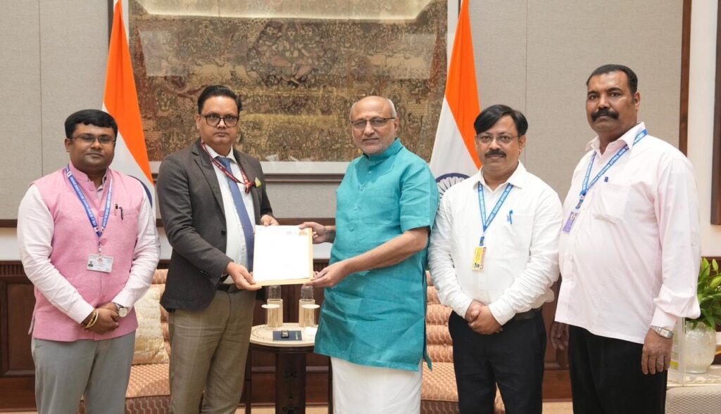 டெல்லியில் வாக்காளர் பட்டியல் திருத்தம்… SIR விண்ணப்பத்தைப் பூர்த்தி செய்த குடியரசுத் துணைத் தலைவர் சி.பி. ராதாகிருஷ்ணன்!