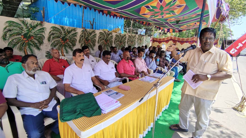 “ஊழியர்களைத் திருடர்கள் எனச் சித்தரிப்பதா?” – அமைச்சர் விக்னேஷைக் கண்டித்து கோவையில் டாஸ்மாக் ஊழியர்கள் மாபெரும் உண்ணாவிரதம்!
