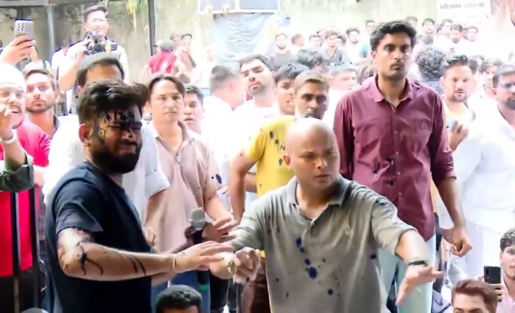 டெல்லி ஜந்தர் மந்தரில் பரபரப்பு: 'கரப்பான்பூச்சி ஜனதா கட்சி' தலைவர் அபிஜீத் தீப்கே மீது கருப்பு மை வீச்சு!