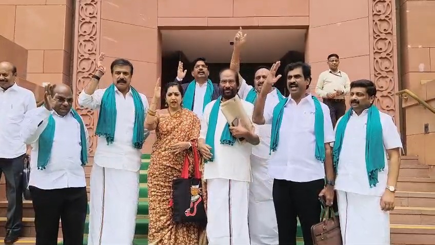 மேகதாது அணை விவகாரம்: நாடாளுமன்ற வளாகத்தில் திமுக, தேமுதிக எம்பிக்கள் அதிரடி ஆர்ப்பாட்டம்!