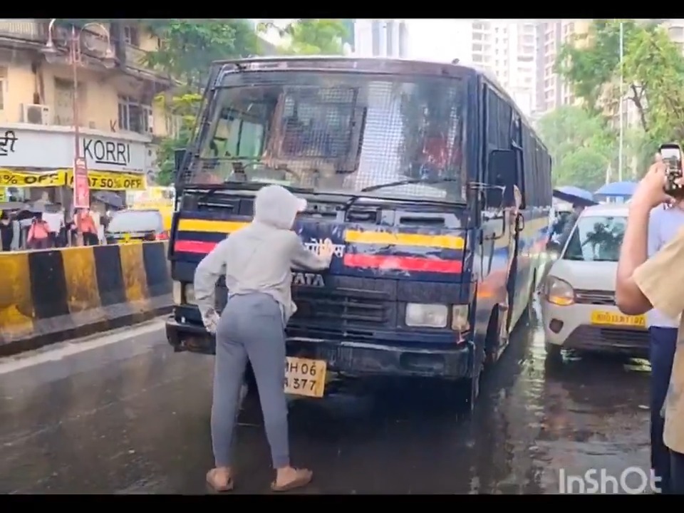 மும்பையை உலுக்கிய ஒரு புகைப்படம்: கைது வாகனத்தின் முன் ஒற்றைப் பெண்ணாக நின்று சாதித்த இளம்பெண்!