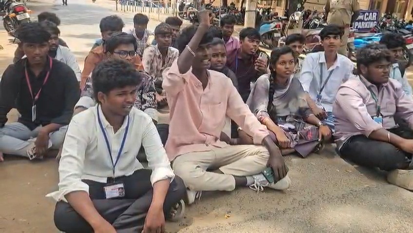 சேலம் அரசு கலைக்கல்லூரி மாணவர்கள் திடீர் போராட்டம்: பிரதான நுழைவாயிலை அமர்ந்து முற்றுகையிட்டதால் பரபரப்பு!