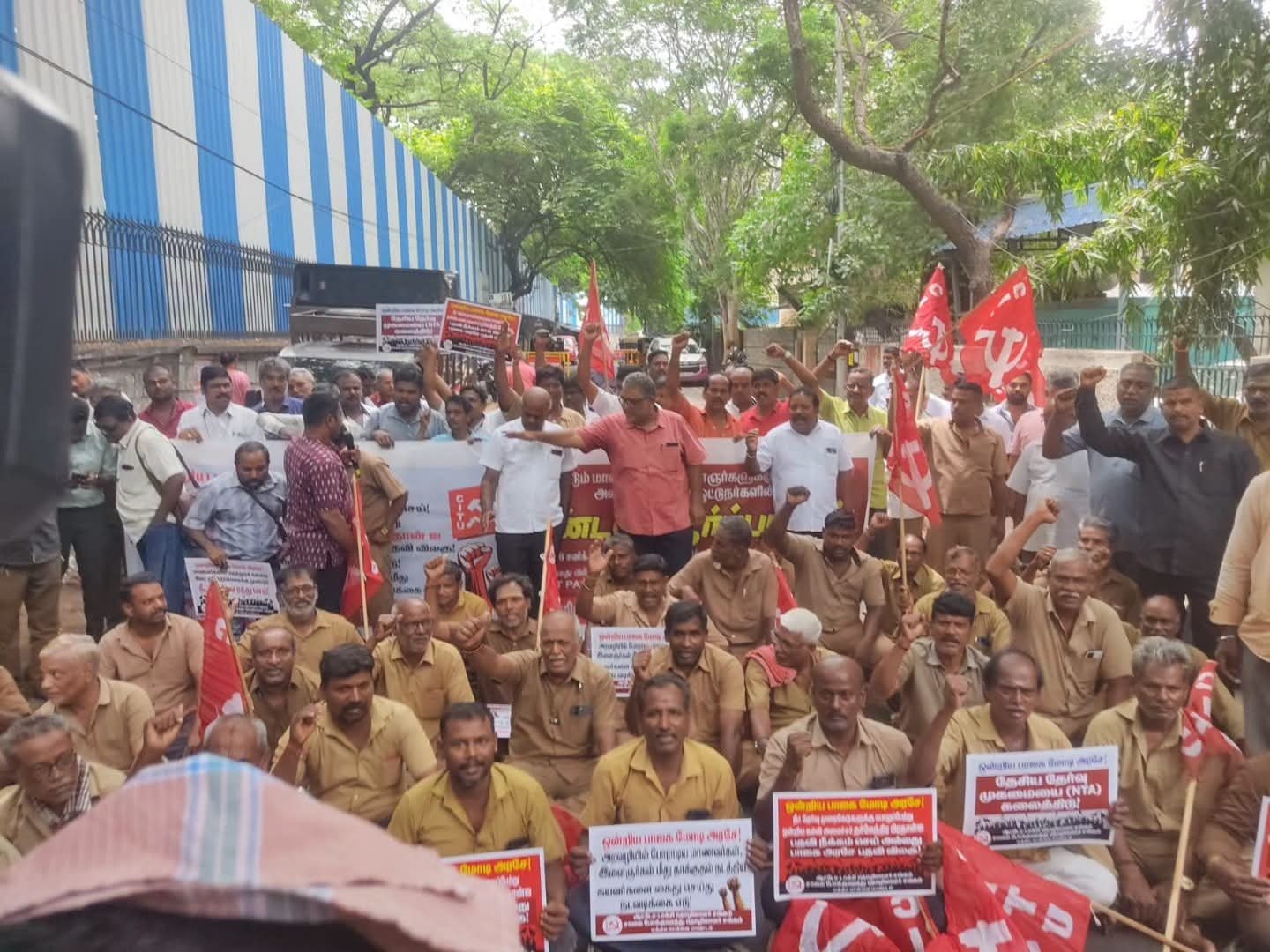 ​டெல்லியில் மாணவர்கள் மீது தாக்குதல்: நுங்கம்பாக்கத்தில் ஆட்டோ ஓட்டுநர்கள் திரண்டு கண்டன ஆர்ப்பாட்டம்!