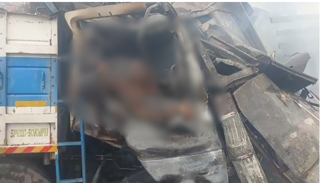 ஆந்திராவில் 2 லாரிகள் நேருக்கு நேர் மோதி பயங்கர தீ விபத்து