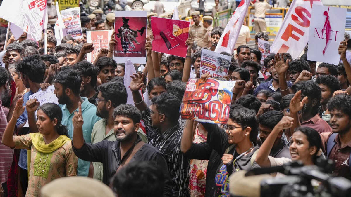 நீட் விவகாரம்: தமிழகம் மற்றும் புதுச்சேரியில் வகுப்புகளைப் புறக்கணித்து மாணவர்கள் மாபெரும் போராட்டம்!