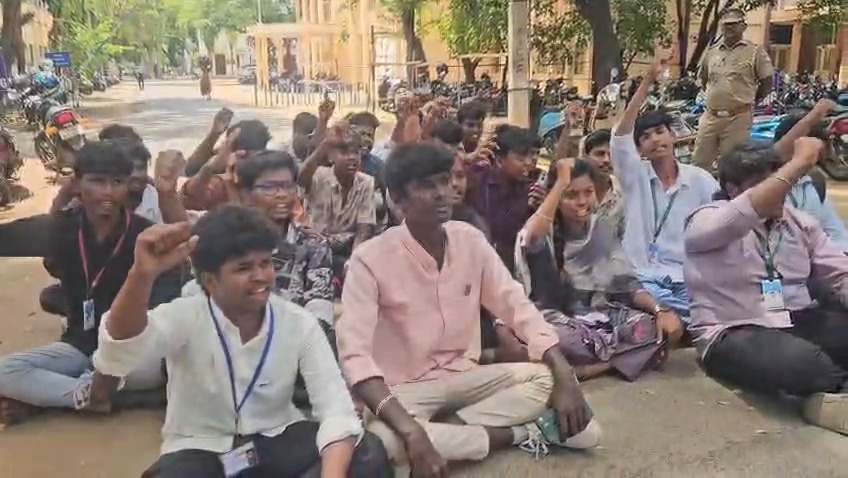 சேலம் அரசு கலைக்கல்லூரி மாணவர்கள் திடீர் போராட்டம்: பிரதான நுழைவாயிலை அமர்ந்து முற்றுகையிட்டதால் பரபரப்பு!