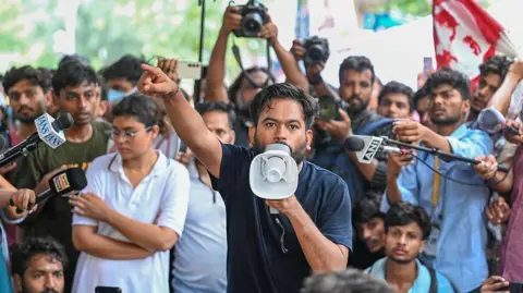 ஜந்தர் மந்தரில் தீவிரமடையும் நீட் எதிர்ப்பு போராட்டம்: மாணவர்களுக்கு ஆதரவாகக் களம் இறங்கிய நிஹாங்க் சீக்கியர்கள்!