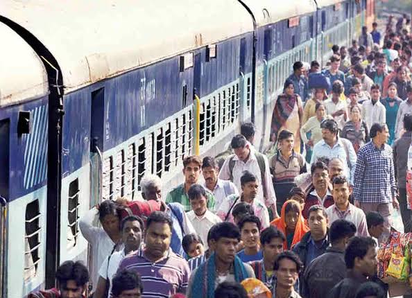 பயணிகள் நெரிசலைச் சமாளிக்கத் தெற்கு ரயில்வே அதிரடி - 8 சிறப்பு ரயில்களின் சேவை மேலும் நீட்டிப்பு!