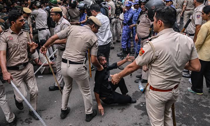 "அதிகார ஆணவத்திற்கு கிடைத்த மரண அடி!" — சாதி, மதங்களைக் கடந்து ஒன்றிணைந்த இளைஞர்களின் வெற்றி!