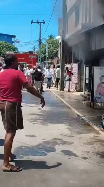 பொன்னேரி அருகே ஹார்டுவேர்ஸ் கடையில் பயங்கர தீ விபத்து! – பெயிண்ட் ரசாயனங்கள் கொழுந்துவிட்டு எரிந்ததால் பரபரப்பு…