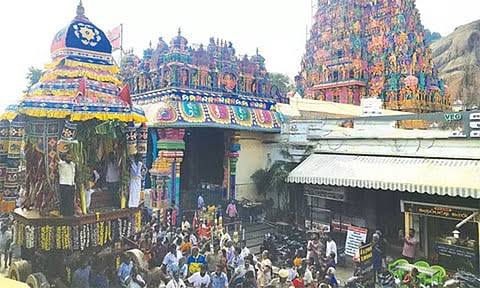 ஆடி பௌர்ணமி கிரிவலம்: திருப்பரங்குன்றம் முருகன் கோயிலில் குவிந்த பக்தர்கள்!